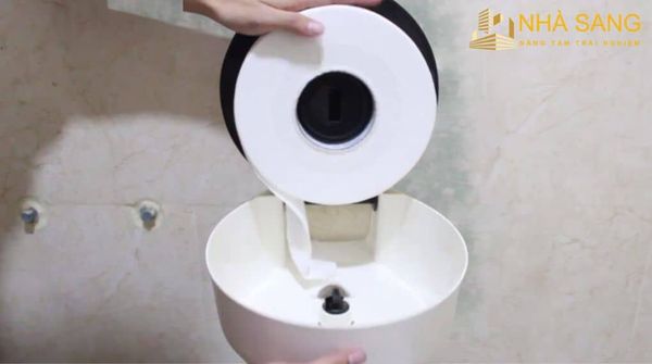 cac buoc thay giay ve sinh cuon lon