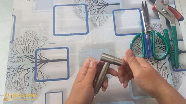 huong dan cach thay dau voi xit bon cau