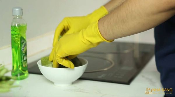 tay o kinh bang nuoc rua chen