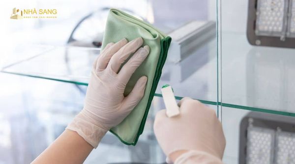 lam sach kinh bang nuoc tay