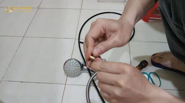 luu y khi sua voi sen bi ri nuoc