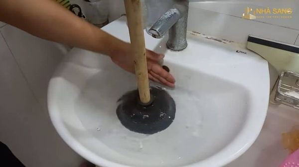 mo nap bon rua mat bang pittong cao su