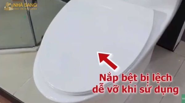 khac phuc nap bon cau bi hu