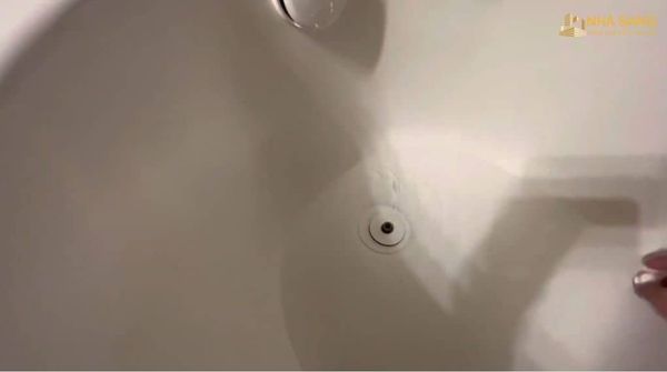 nguyen nhan nut thoat nuoc bon tam bi ket