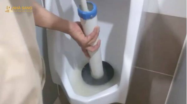 su dung pittiong cao su chong tac nghen bon tieu nam