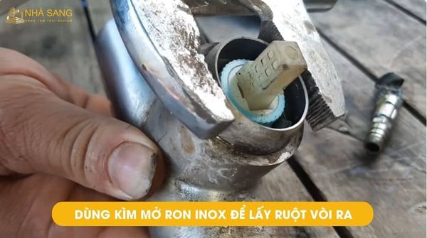 thao cac dai ron inox xung quanh ruot voi rua chen