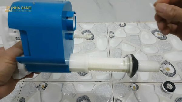 tiet kiem nuoc xa bon cau bang cach dieu chinh luong nuoc xa