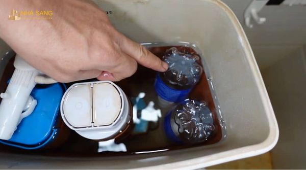 tiet kiem nuoc xa bon cau bang chai thuy tinh, chai nhua