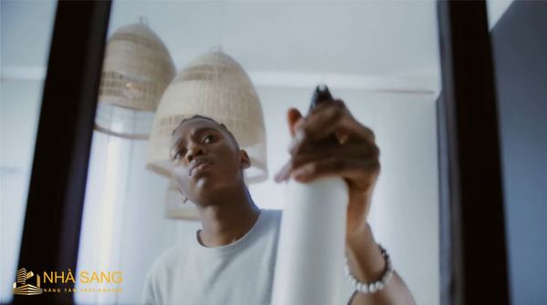 ve sinh guong nha tam bi mo bang nuoc lau kinh