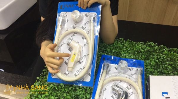 voi xit ve sinh inax