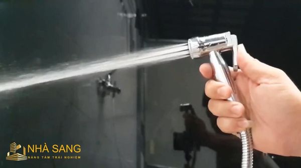 voi xit ve sinh tang ap