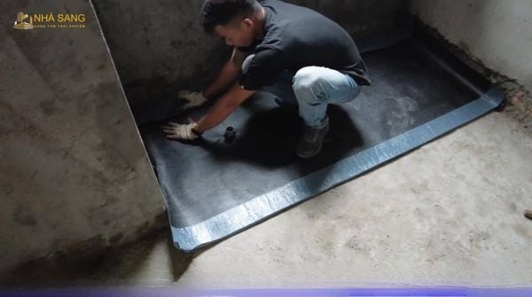 xu ly nha ve sinh bi tham nuoc bang mang chong am