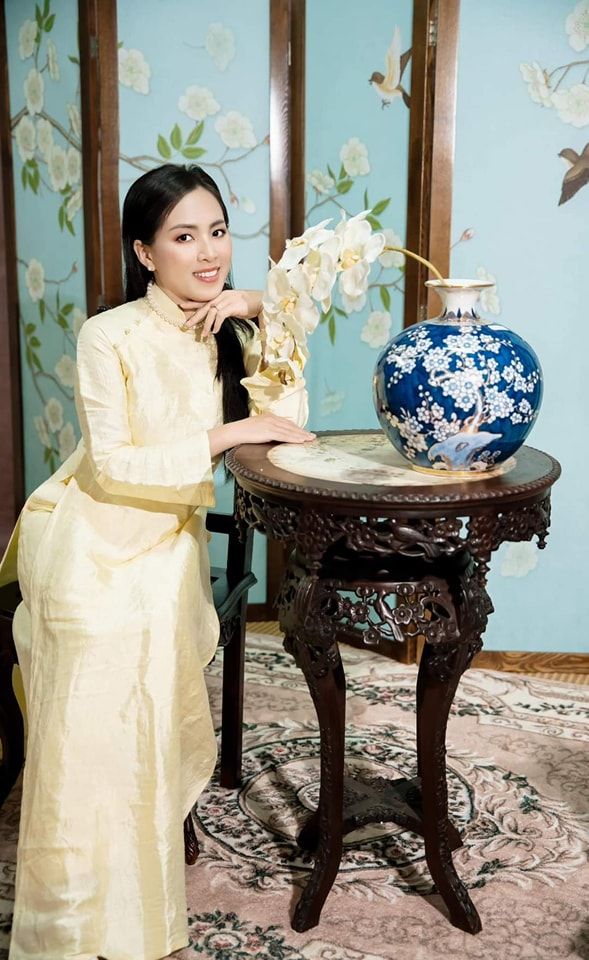 LAN TỎA CÁI ĐẸP- TRONG ÁO DÀITƠ VÀNG