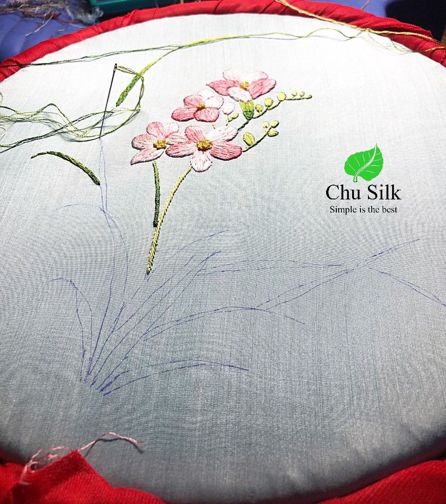 Quà tặng lụa tơ tằm nguyên chất thêu tay thuần Việt