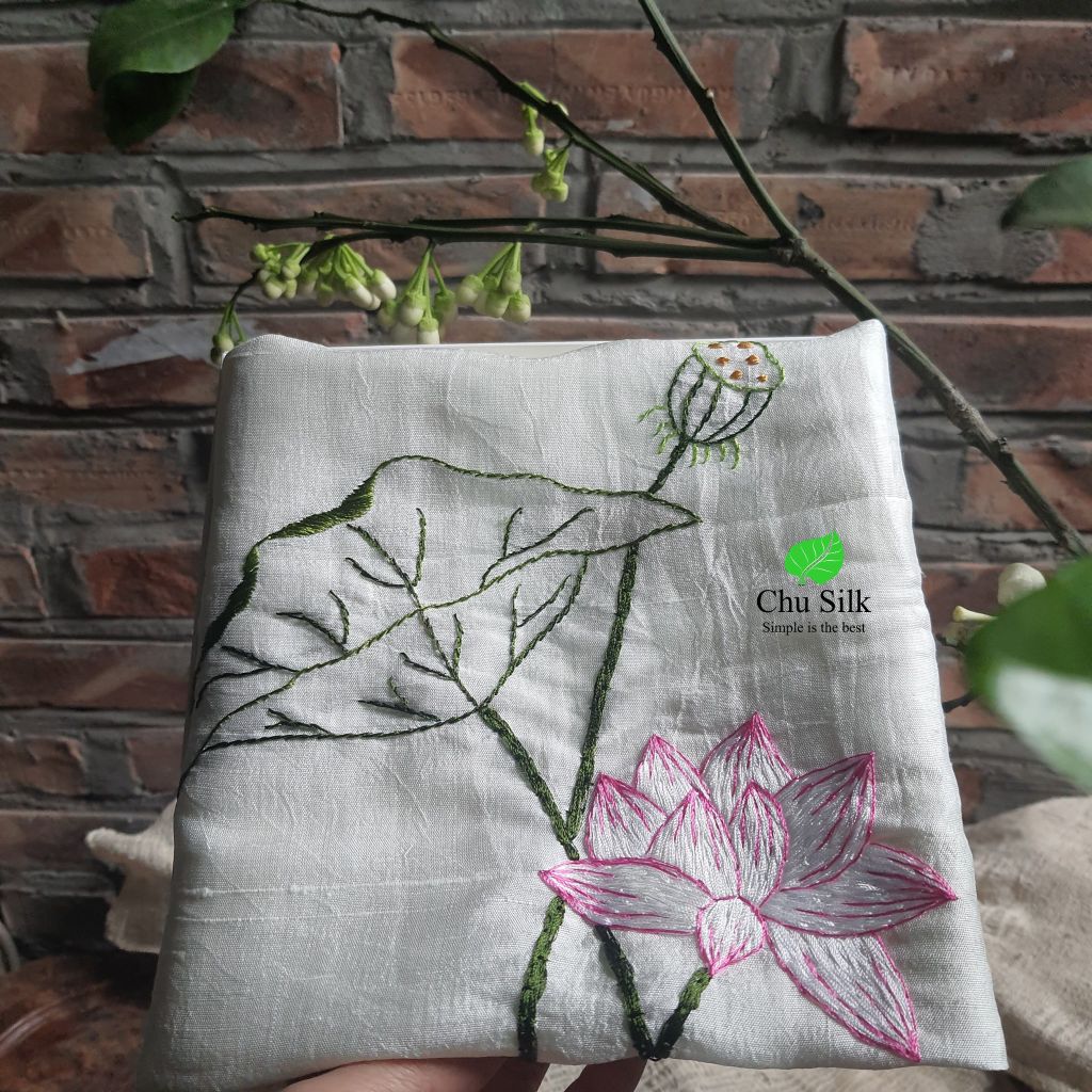 Khăn quàng tơ tằm được lựa chọn làm Quà 8-3