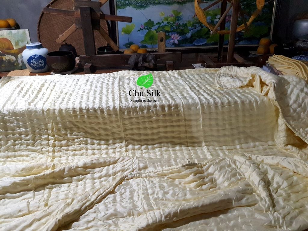 Ruột chăn tơ tằm do con tằm tự dệt