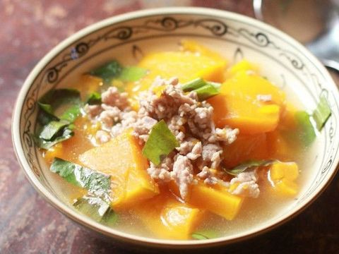 Bí đỏ nấu thịt băm cho trẻ 12 tháng