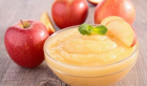 Táo hấp nghiền nhỏ cho bé 5 tháng