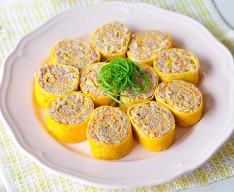 Cơm cuộn trứng thơm ngon bắt mắt cho bé 12 tháng