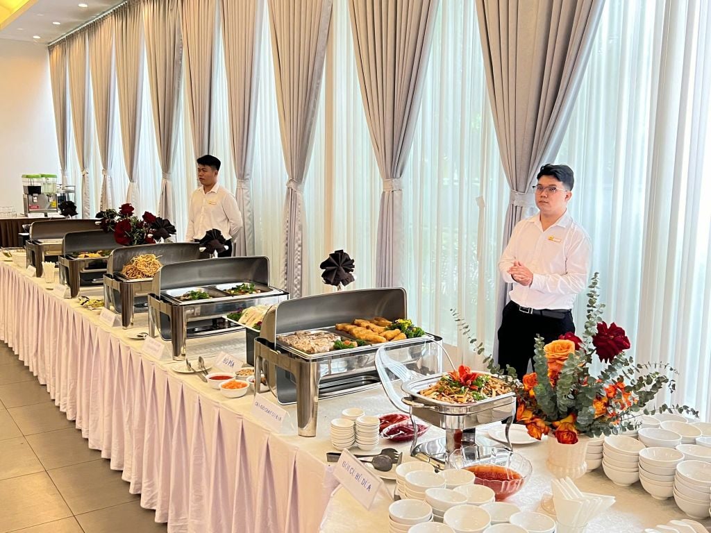 CHO ĐI LÀ CÒN MÃI - BUFFET CHAY TẠI ĐÔNG HỒ EDEN