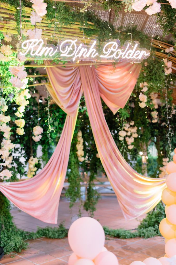 Backdrop trang trí bằng hoa tại Đông Hồ Eden