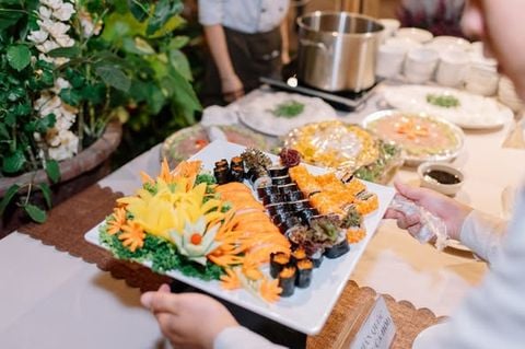 Quầy Buffet Thịnh Soạn Trong Buổi Tiệc Tại Nhà Hàng Đông Hồ Eden