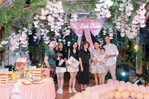 Khoảnh khắc khách đang trò chuyện tự nhiên và thưởng thức món ăn tại Đông Hồ Eden