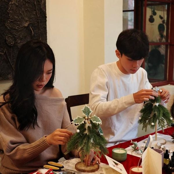 “UNDER THE MISTLETOE” WORKSHOP | TRẢI NGHIỆM LÀM NẾN THƠM VÀ DIY CÂY THÔNG NOEL