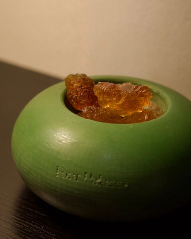 Hổ Phách – Đá thơm trong phúc khí non xanh
