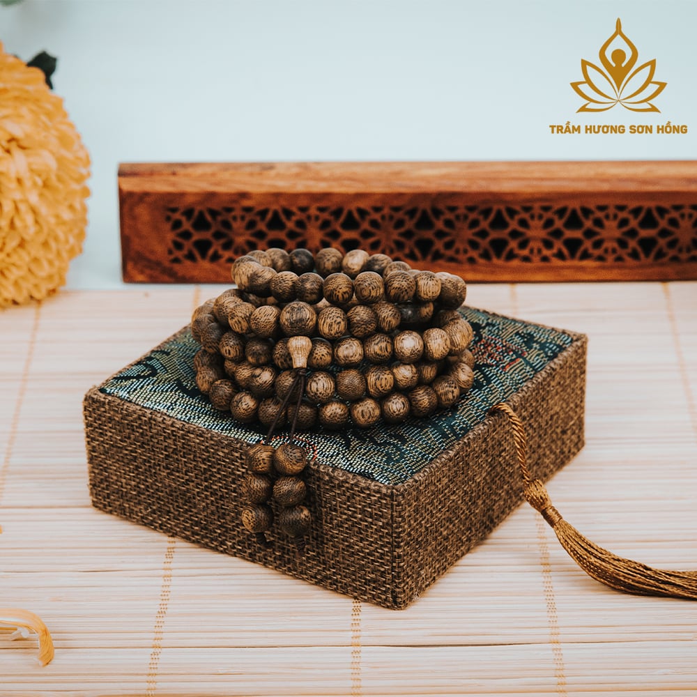 Ý nghĩa và công dụng bất ngờ của vòng trầm hương 108 hạt Sơn Hồng
