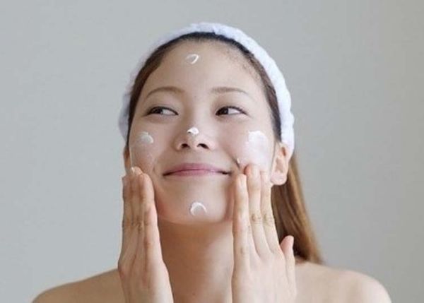 Giải đáp thắc mắc: Nên bôi kem chống nắng trước hay sau kem nền