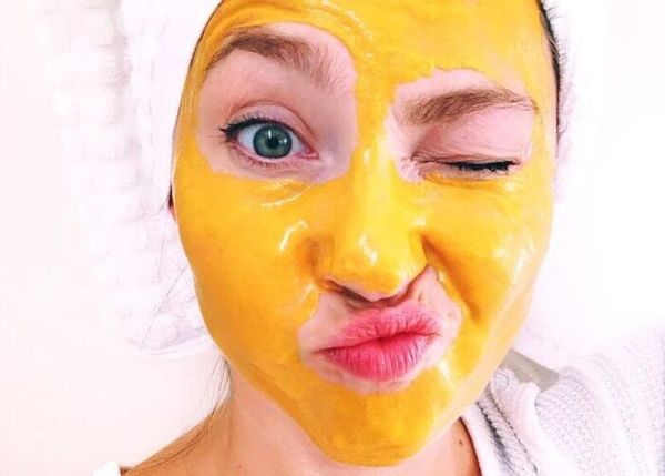 [Bật mí skincare] Cách đắp mặt nạ tinh bột nghệ trị nám