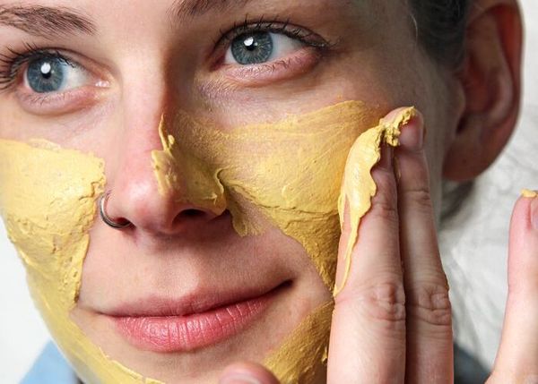 [Bí kíp làm đẹp] Cách đắp mặt nạ nghệ tươi không bị vàng da