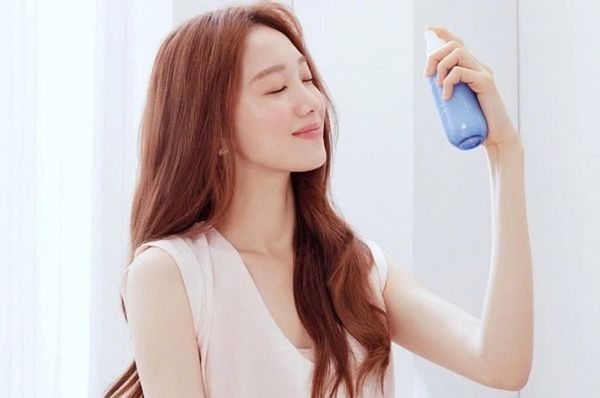 [Bí quyết làm dịu da] Thoa kem chống nắng rồi xịt khoáng được không