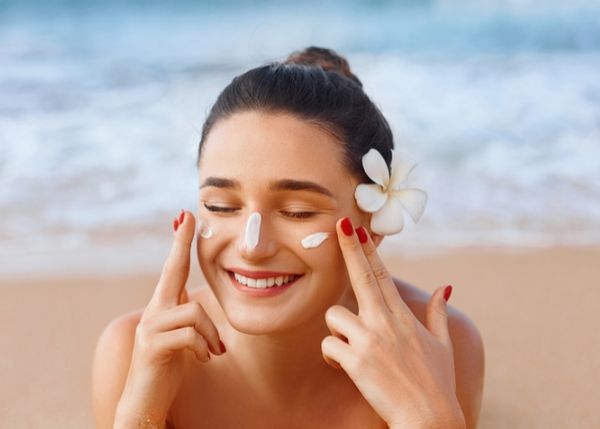 Chuyên gia makeup tiết lộ: Cách bôi kem chống nắng không bị mốc mặt