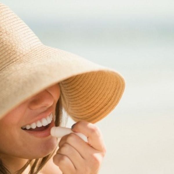 [Giải đáp] Có nên bôi kem chống nắng lên môi không?