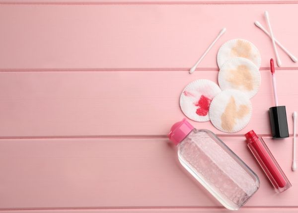 Dùng kem chống nắng có cần tẩy trang không?