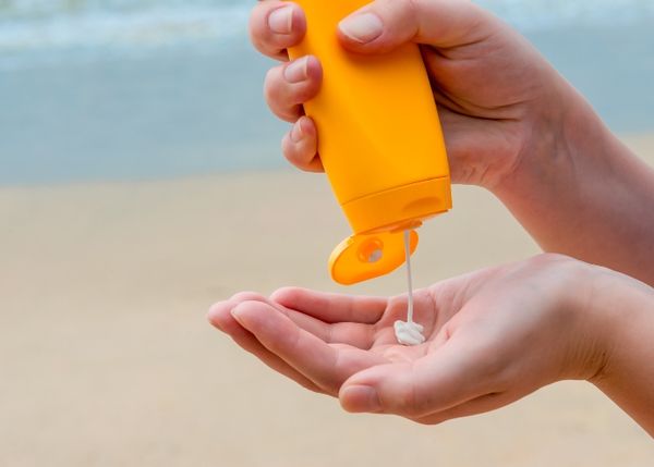 Dùng kem chống nắng thay kem lót được không?