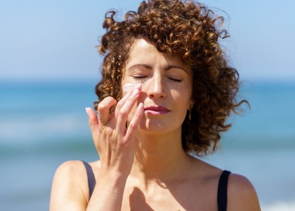 Dùng kem chống nắng thay kem nền được không?