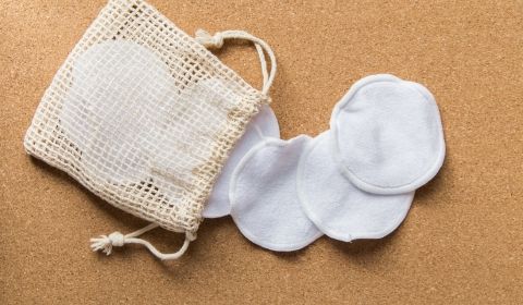 Không có bông tẩy trang thì dùng gì thay thế?