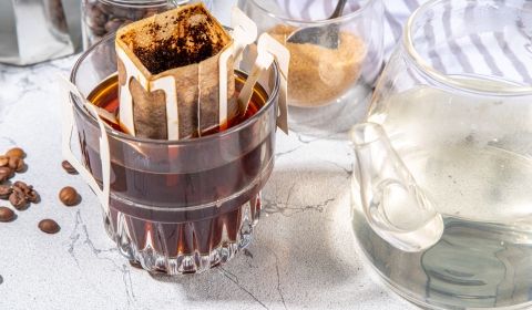 Có nên rửa mặt bằng bã cà phê? Lợi ích và lưu ý quan trọng