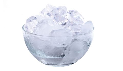 Rửa mặt bằng nước đá mỗi ngày có tốt không? Lợi ích và lưu ý