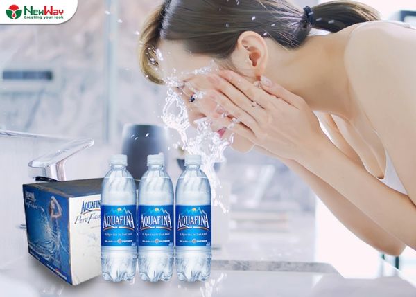 Rửa mặt bằng nước khoáng aquafina: Bí quyết làm dịu da đơn giản