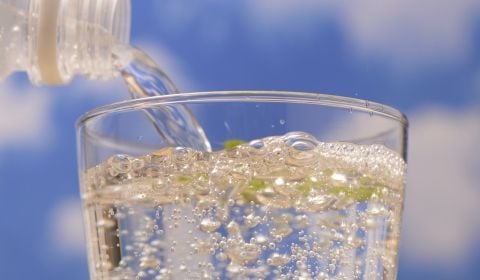 Rửa mặt bằng nước khoáng có gas: Bí quyết làm sạch sâu sáng khỏe