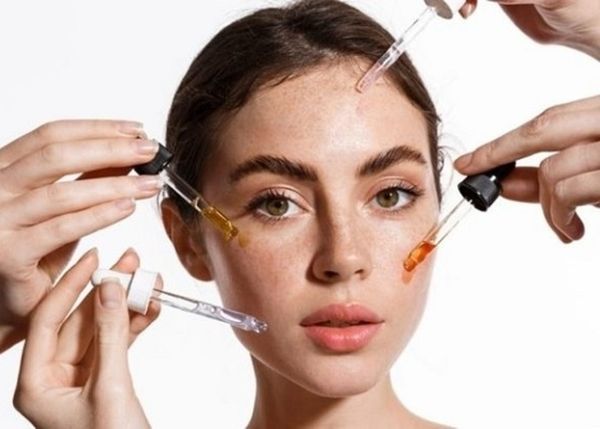 Dùng 2 loại serum cùng lúc được không? Cách dùng 2 loại serum cùng lúc
