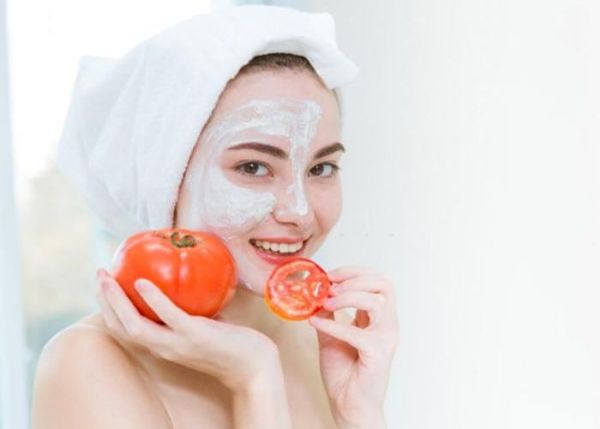 Cà chua là một loại trái cây giàu vitamin C, vitamin A, các khoáng chất và chất chống oxy hóa, giúp bảo vệ và chăm sóc cho làn da của bạn