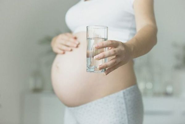 Uống đủ nước, tránh da bị khô, mất đàn hồi