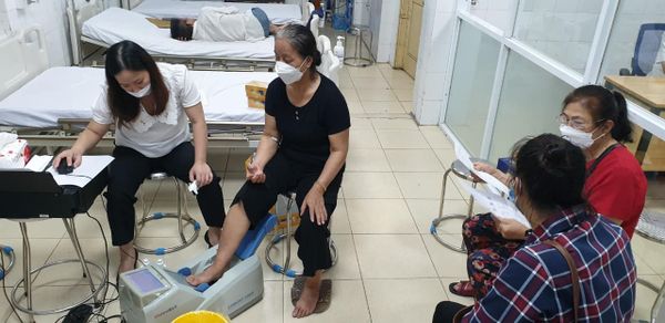 CODY PHARMA thực hiện đo loãng xương và tư vấn miễn phí tại các Bệnh viện cho bệnh nhân.