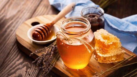 Mật ong có thực sự tốt cho bạn không? Lợi ích sức khỏe của mật ong và các tác dụng phụ tiềm ẩn