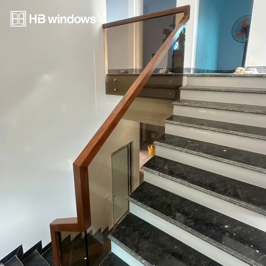 Cầu thang kính không trụ